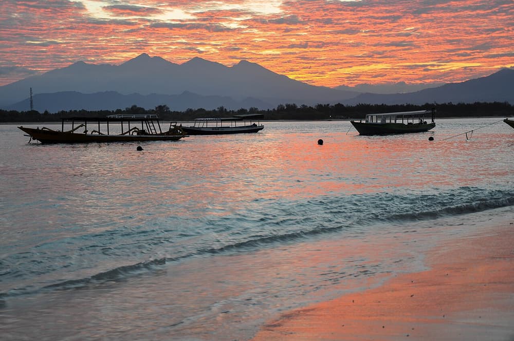 Red colour at sunrise and Lombok's mountains - Trawangan Gili island (16358688994)